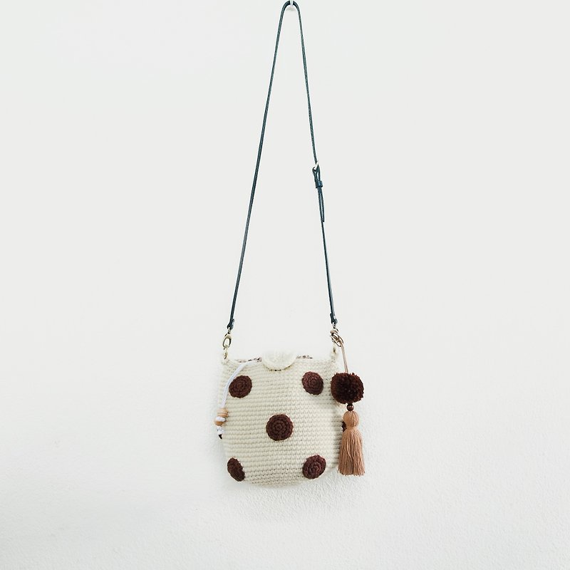 White and Brown Polka Dot Bag with PomPom | Crochet Everyday Bag - 侧背包/斜挎包 - 棉．麻 卡其色