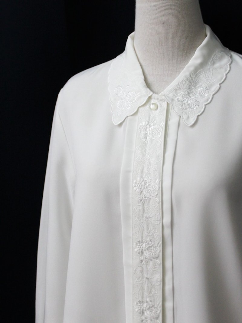 【RE0407T1953】日本制复古森林系典雅花朵刺绣领白色古着衬衫 - 女装衬衫 - 聚酯纤维 白色
