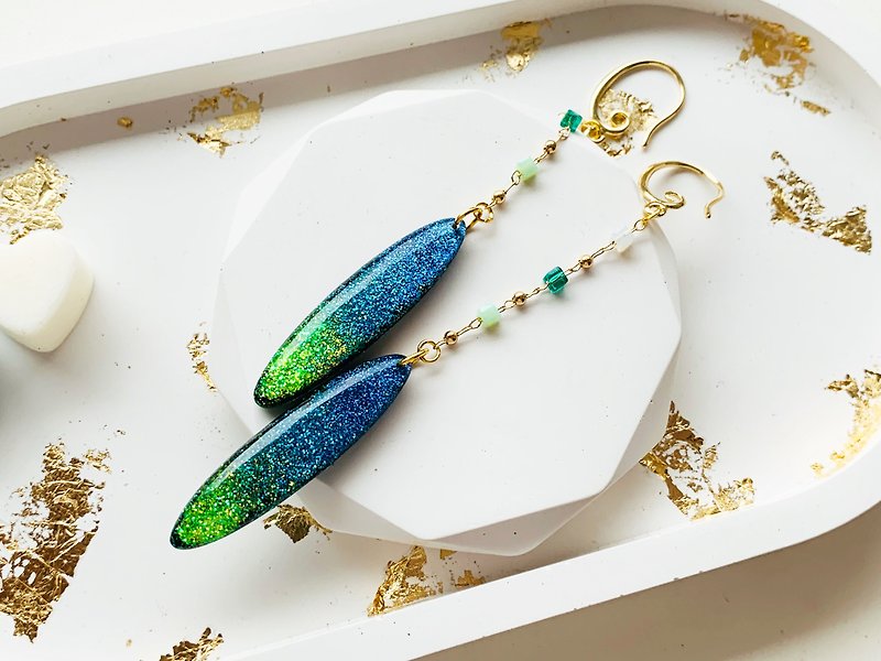 Dangle drop sparkly earrings with blue and green glitters, Evening jewelry - 耳环/耳夹 - 树脂 绿色