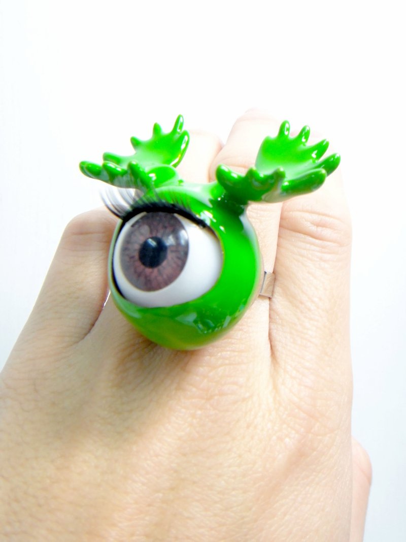 TIMBEE LO 绿色鹿角眼珠戒指 Antlers Eyeball  with Green Epoxy Ring - 戒指 - 塑料 绿色