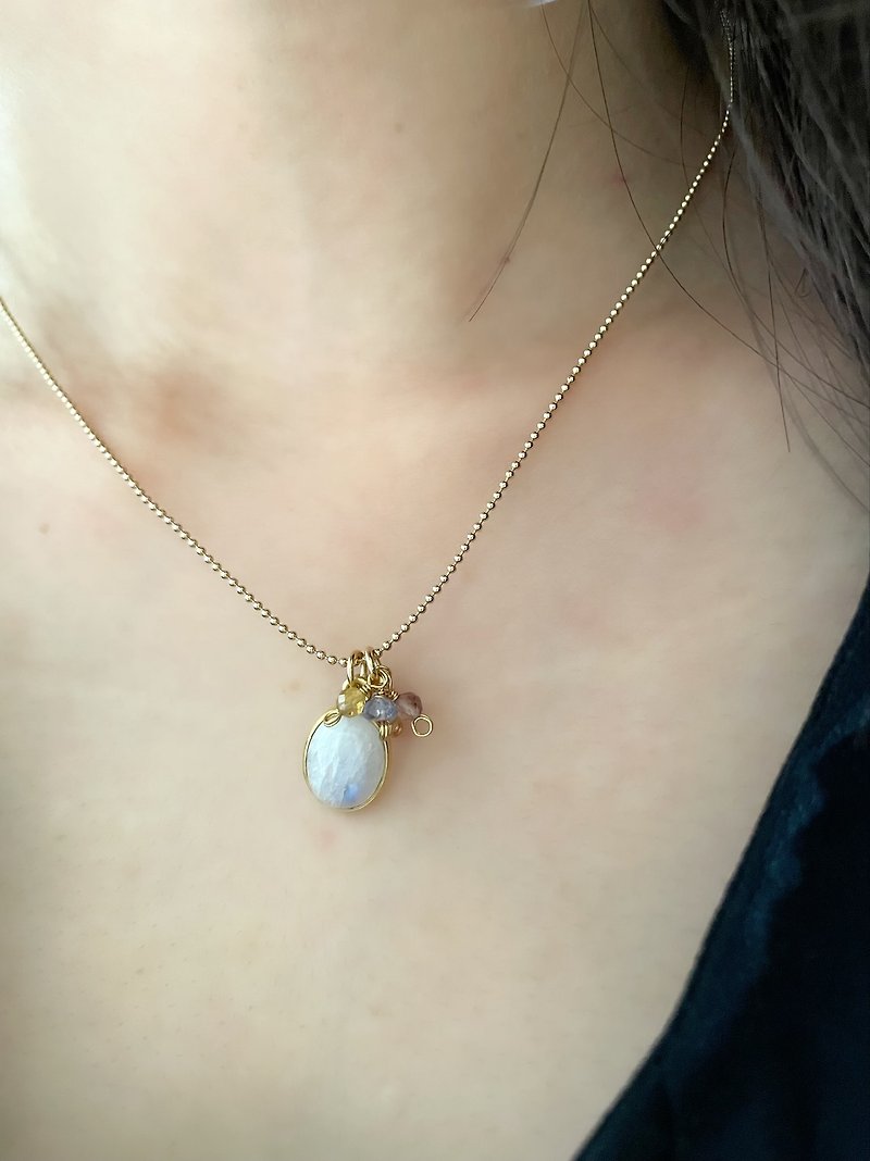 Moonstone bezel necklace   -tiny flower- - 项链 - 石头 白色