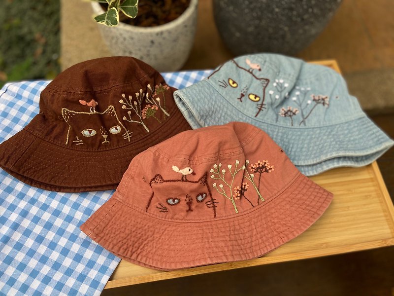 Bucket hat handmade embroider / Kathi grumpy cat with flower - 帽子 - 其他材质 多色