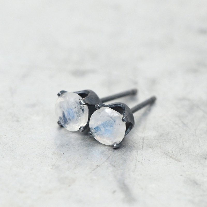 彩虹月光石黑色耳环 - 氧化925纯银 -  5毫米圆形 - 耳环/耳夹 - 其他金属 蓝色