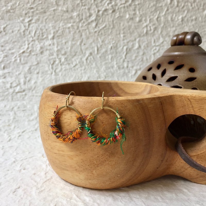 手工纱丽线黄铜耳环 (2cm直径)  |  橘子 x 绿色 - 耳环/耳夹 - 其他金属 橘色