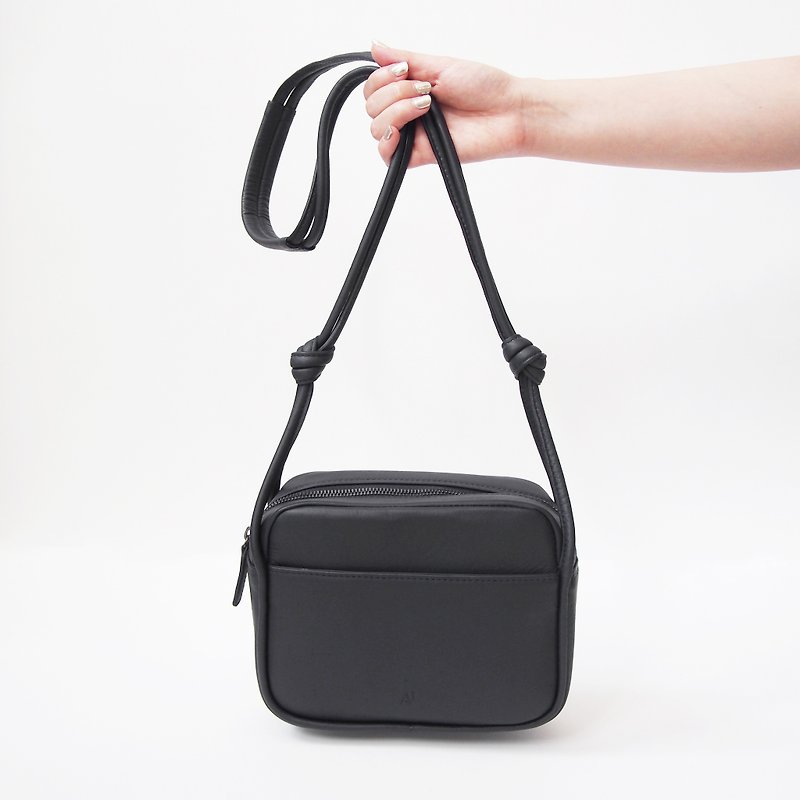 Lili Leather Crossbody Bag in Black Color - 侧背包/斜挎包 - 真皮 黑色