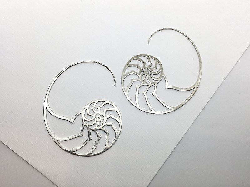 大海小世界。鹦鹉螺大耳环。925纯银。sterling silver - 耳环/耳夹 - 纯银 银色