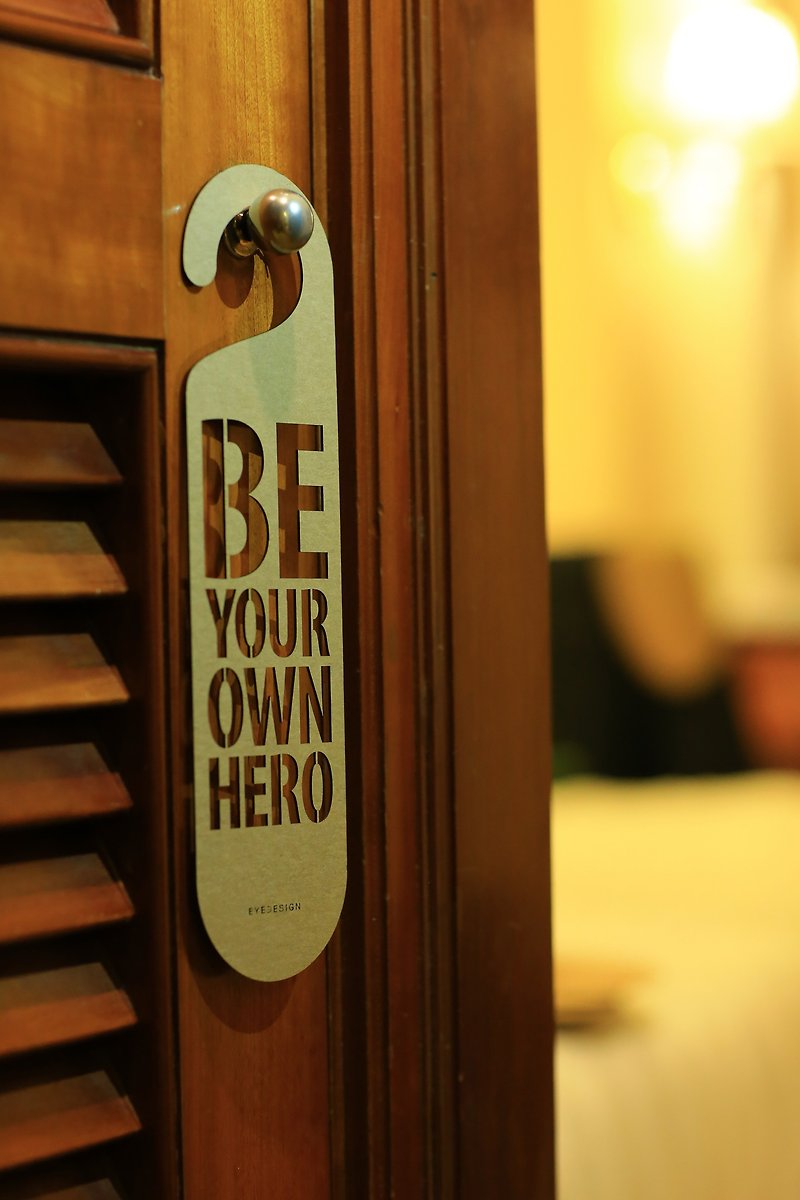 【eyeDesign看见设计】一句话门挂“BE YOUR OWN HERO”D20 - 墙贴/壁贴 - 木头 咖啡色