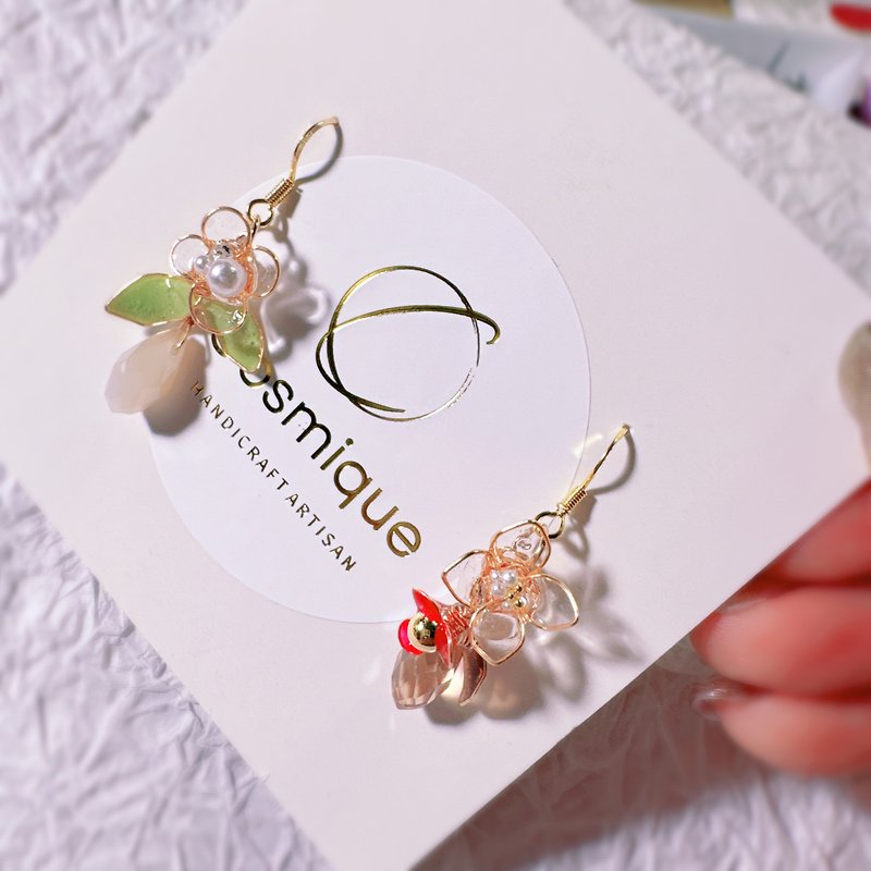COSMIQUE - Christmas Blossom 圣诞小花不对称手作耳环 - 耳环/耳夹 - 树脂 金色