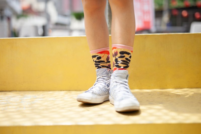 【小创袜】宝岛咖印 - 雨伞节 蛇袜 登山袜 中筒袜 长袜 黑白橘色 - 袜子 - 环保材料 粉红色