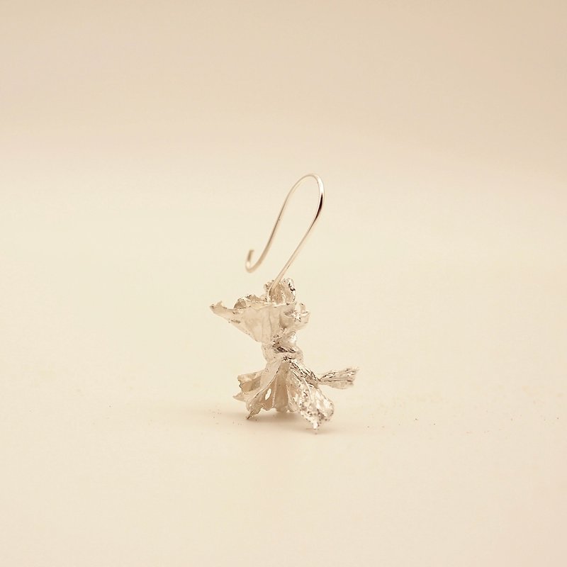 结 -Musubi-单边925纯银设计款耳环 - 耳环/耳夹 - 纯银 银色