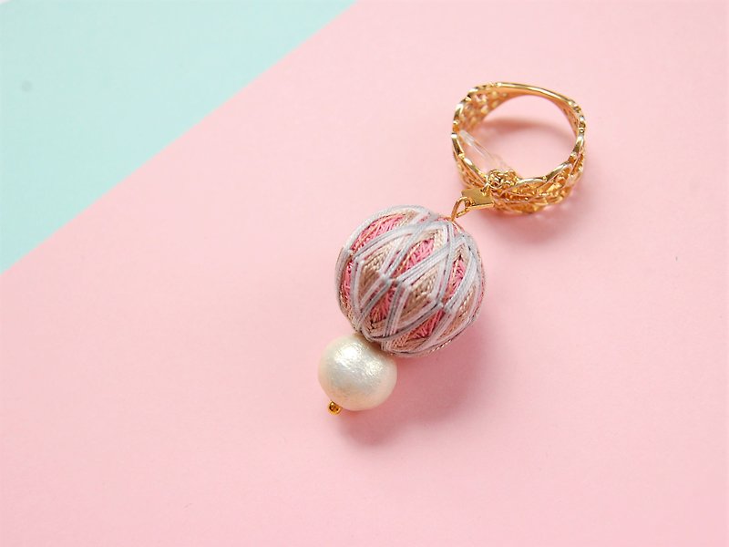 tachibanaya  Diamond-pattern TEMARI Earrings Cotton pearl Pink Beige 手鞠球 刺繡 耳環 - 耳环/耳夹 - 绣线 粉红色