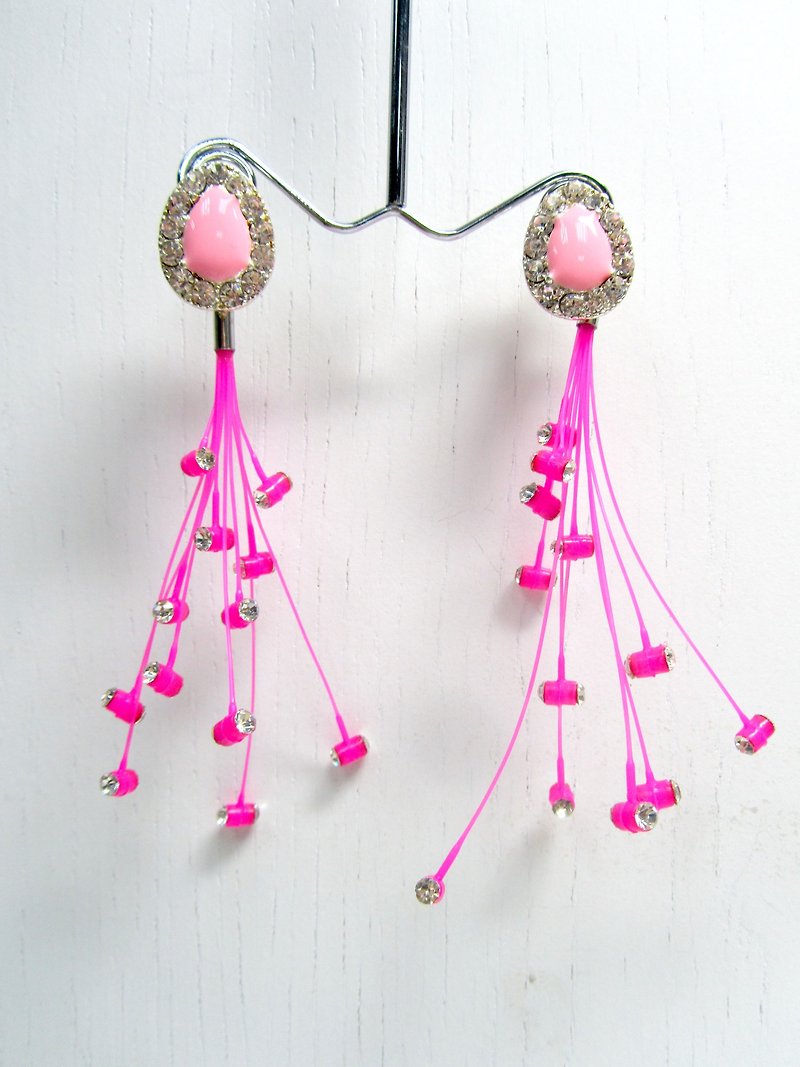 TIMBEE LO 流星耳环 塑料轻巧 缀水晶装饰 - 耳环/耳夹 - 塑料 粉红色