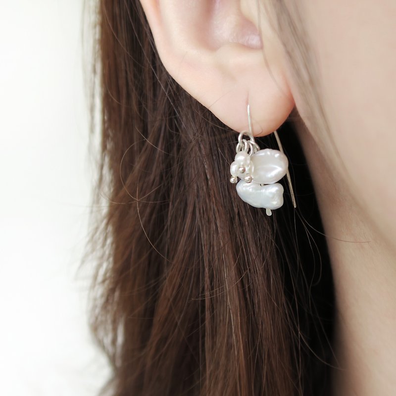 925纯银 珍珠飨宴 不规则形珍珠 耳针耳环 一对 - 耳环/耳夹 - 纯银 