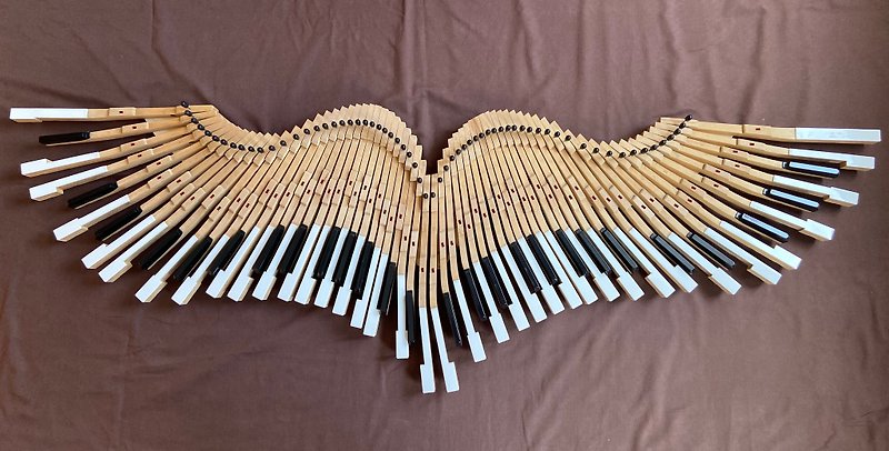 用旧钢琴键制作的天使翅膀  放在一个隐藏的胶合板底座上 - 墙贴/壁贴 - 木头 咖啡色
