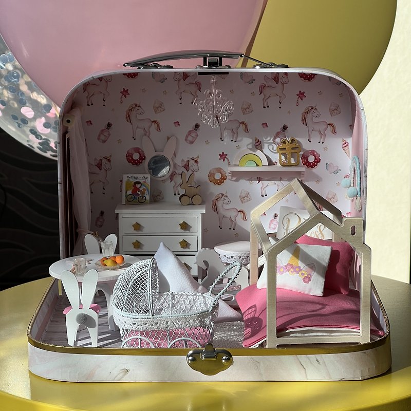 手提箱中的袖珍娃娃屋、游戏盒、婴儿家具、微型玩具、礼品, 娃娃