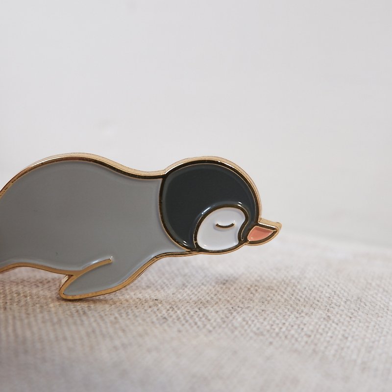 训教企鹅铁襟章 | sleeping penguin pin - 徽章/别针 - 其他金属 