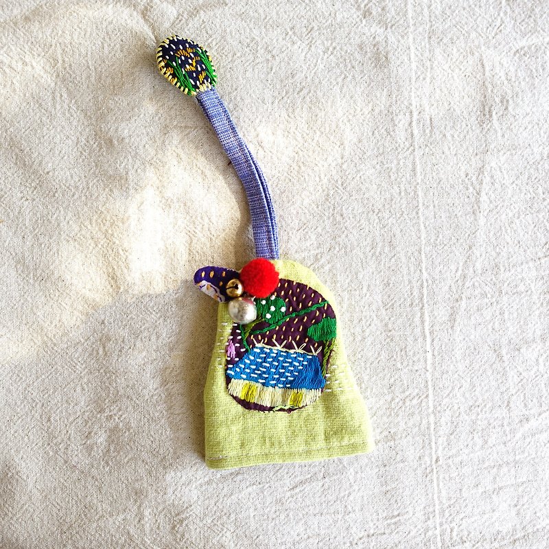 DUNIA handmade /农家乐 葫芦型钥匙套/ Hmong embroidered key cover - 田心庄 - 钥匙链/钥匙包 - 棉．麻 绿色