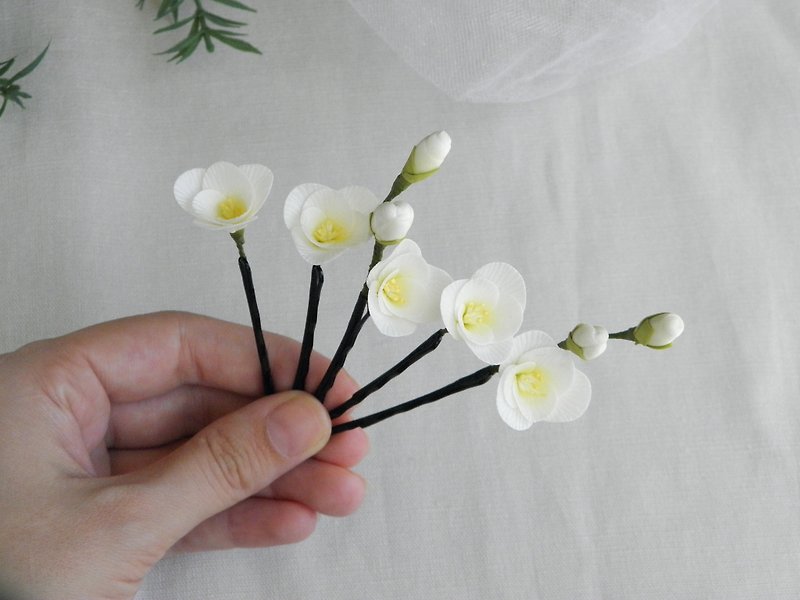 White flowers hair clip Small floral hair piece for woman - 发饰 - 其他材质 白色