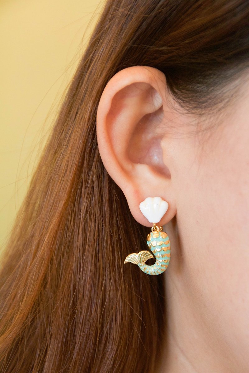 贝壳鱼尾耳环 - 耳环/耳夹 - 珐琅 