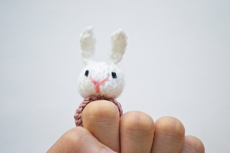 White Rabbit knitted amigurumi ring - 戒指 - 其他材质 白色