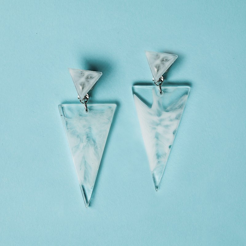 【2018 Resort Collection】奇幻双三角冰块耳环 - 耳环/耳夹 - 树脂 透明