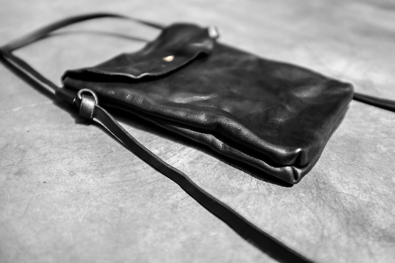【秋冬新时尚】手工牛皮手机包覆盖褶皱 - 侧背包/斜挎包 - 真皮 黑色