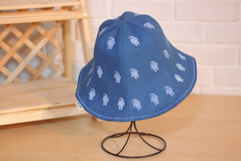【小小人系列-登陆月球太空人】双面花苞渔夫帽 - 帽子 - 棉．麻 蓝色