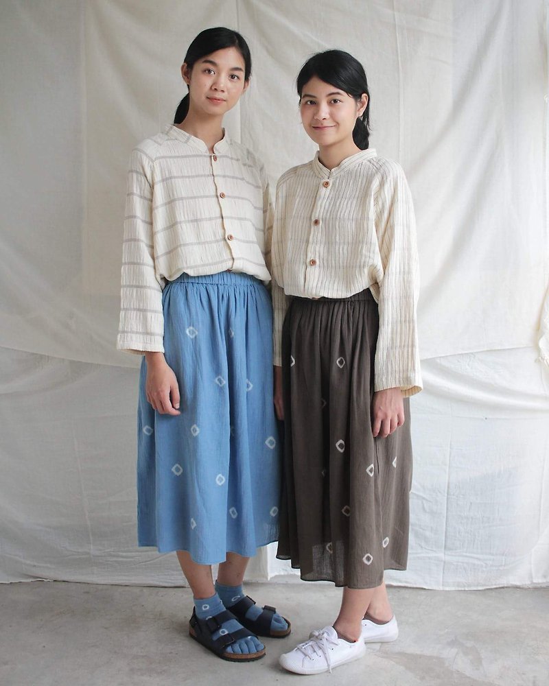Double stripe shirt with wooden button / slope shoulder 100% soft cotton - 女装衬衫 - 棉．麻 白色
