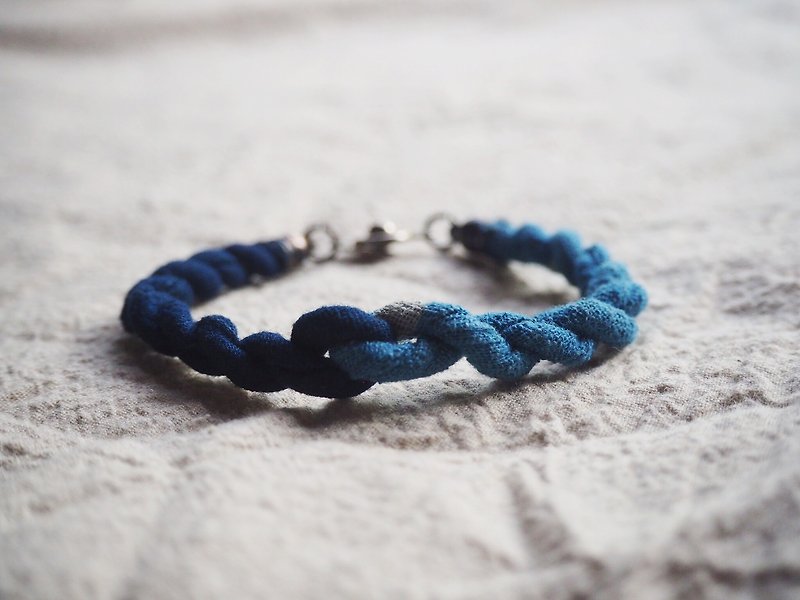 indigo bracelet | cotton dye two shade of natural indigo - 手链/手环 - 棉．麻 蓝色
