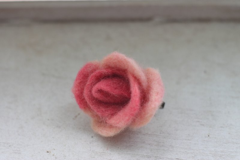 手染羊毛 拟真渐层玫瑰胸针 - 胸针 - 羊毛 粉红色