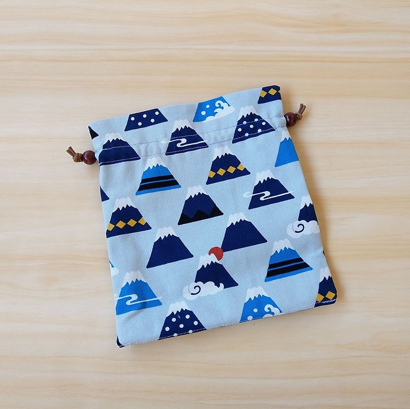 富士山(浅蓝底)束口袋 收纳袋 化妆包 - 化妆包/杂物包 - 棉．麻 蓝色
