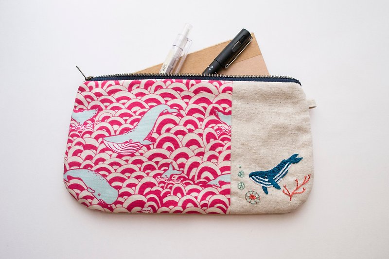 鯨魚 Whale of a time - Hand-Embroidered Zip Pouch - 皮夹/钱包 - 棉．麻 多色