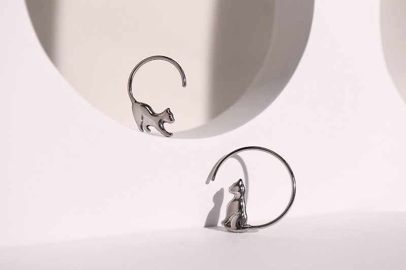 【热销补货到】凝。不对称猫咪耳环 设计师猫系列 毕业礼物 - 耳环/耳夹 - 不锈钢 银色
