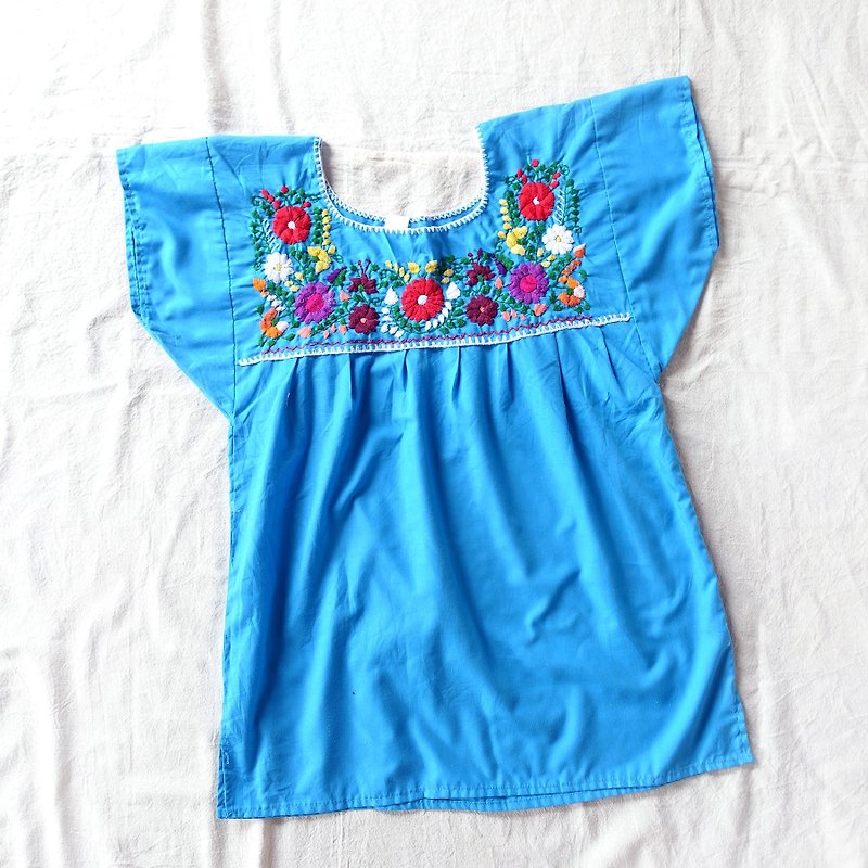 BajuTua /古着/ 墨西哥制 手工刺绣花卉上衣- 蓝 - 女装上衣 - 棉．麻 蓝色