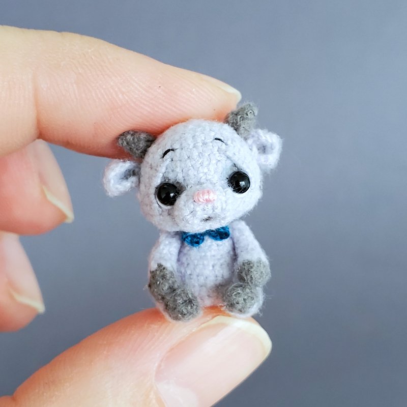 Micro crocheted baby goat. Dollhouse miniature. Doll pet goat. Microtoysby - 玩偶/公仔 - 棉．麻 灰色