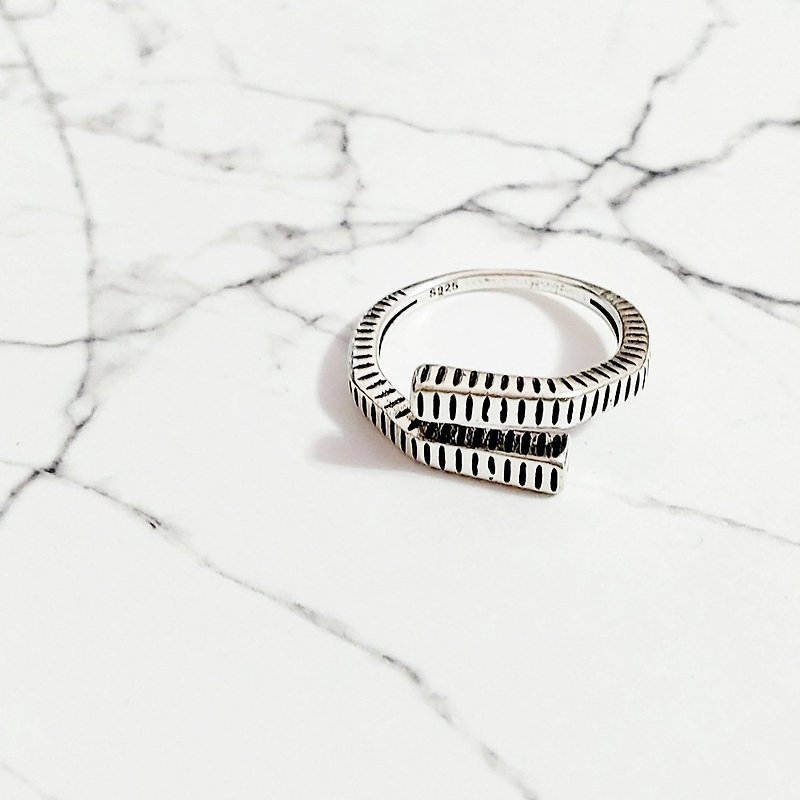 交集925纯银造型戒指 (礼盒装)  复古仿旧设计 中性配戴 - 戒指 - 纯银 银色