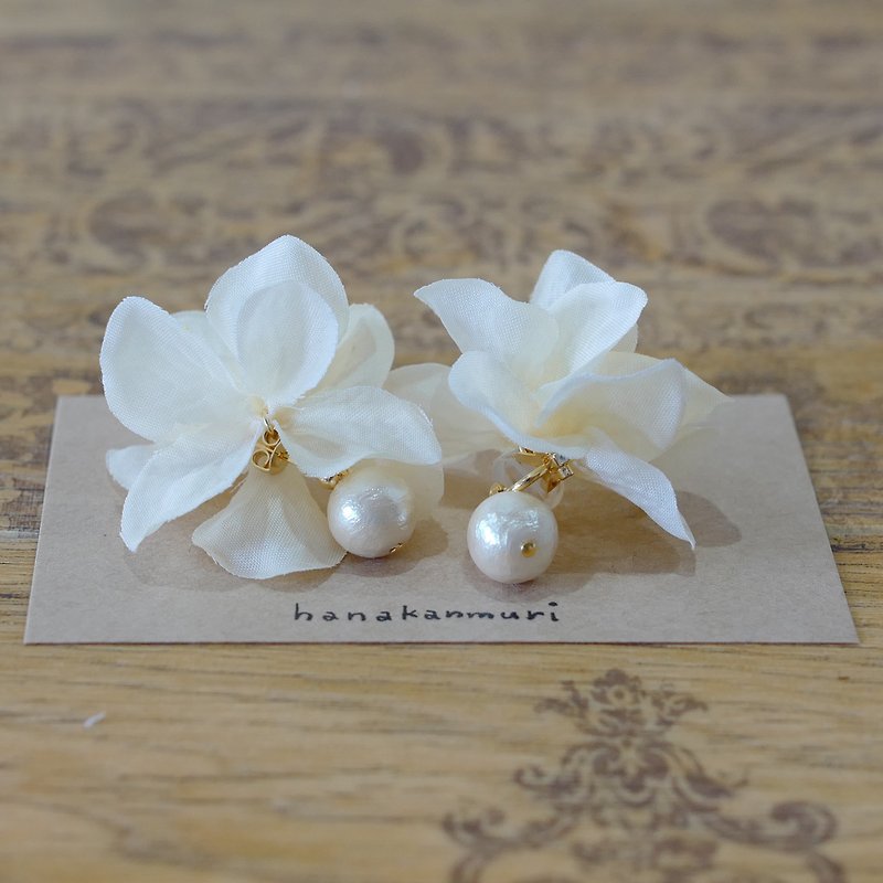 優しい雰囲気の白のお花と揺れるコットンパールのイヤリング / gentle white / 金属アレルギーも対応 - 耳环/耳夹 - 植物．花 白色