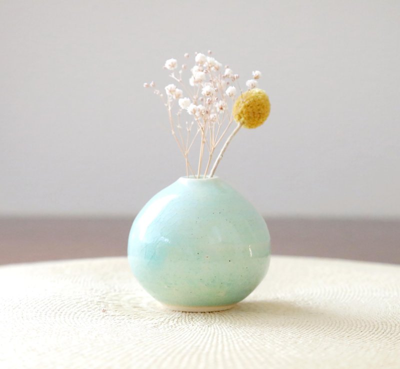 ぽってりと丸い 淡い水色の一輪挿し - 花瓶/陶器 - 陶 蓝色
