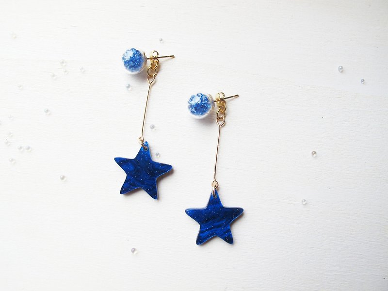 Rosy Garden 宝蓝色星星树脂片深蓝色水晶玻璃球耳环 可换耳夹式 - 耳环/耳夹 - 其他材质 蓝色