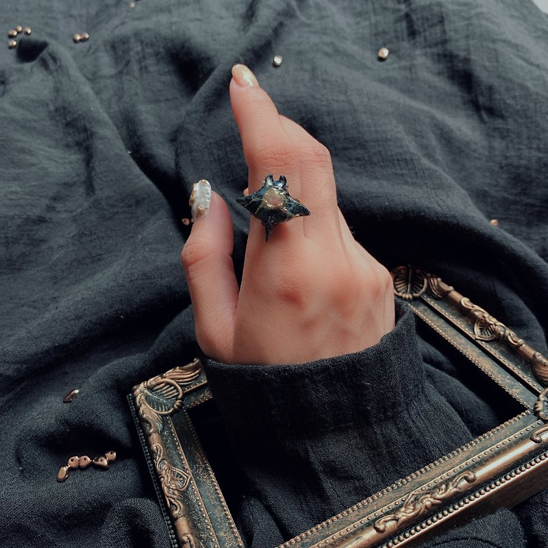 【异界守护者 -  标本戒指 】 - 戒指 - 树脂 黑色