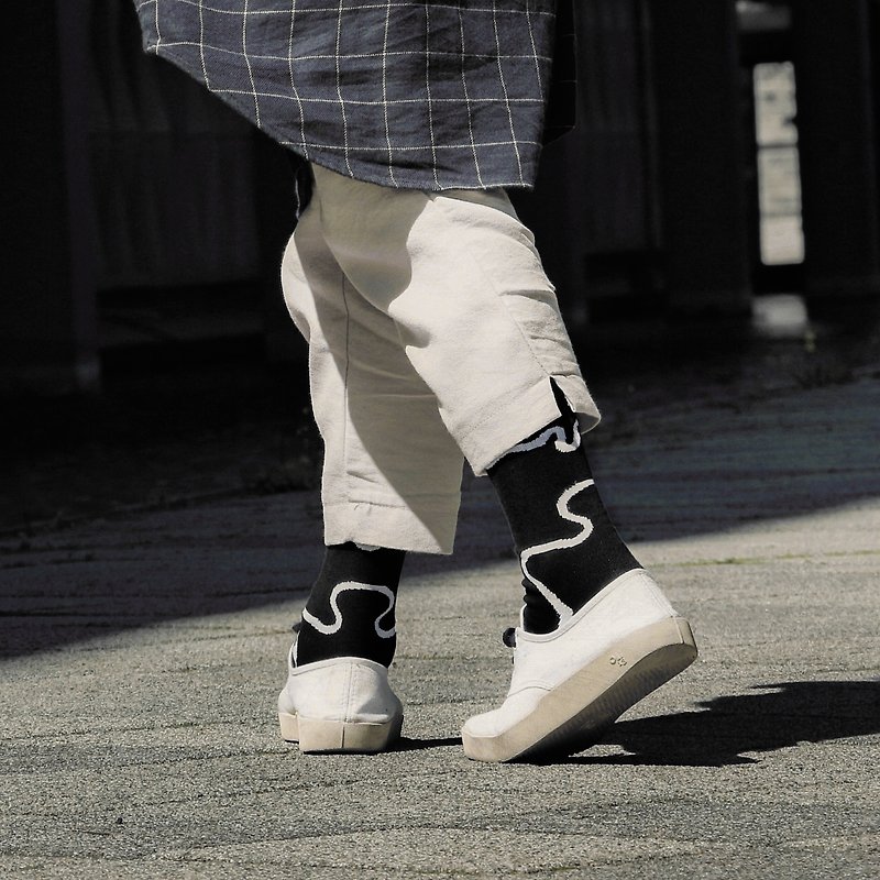 River Aire∣黑白流线风格 - 设计袜∣台湾制∣抑菌除臭 - 袜子 - 棉．麻 黑色