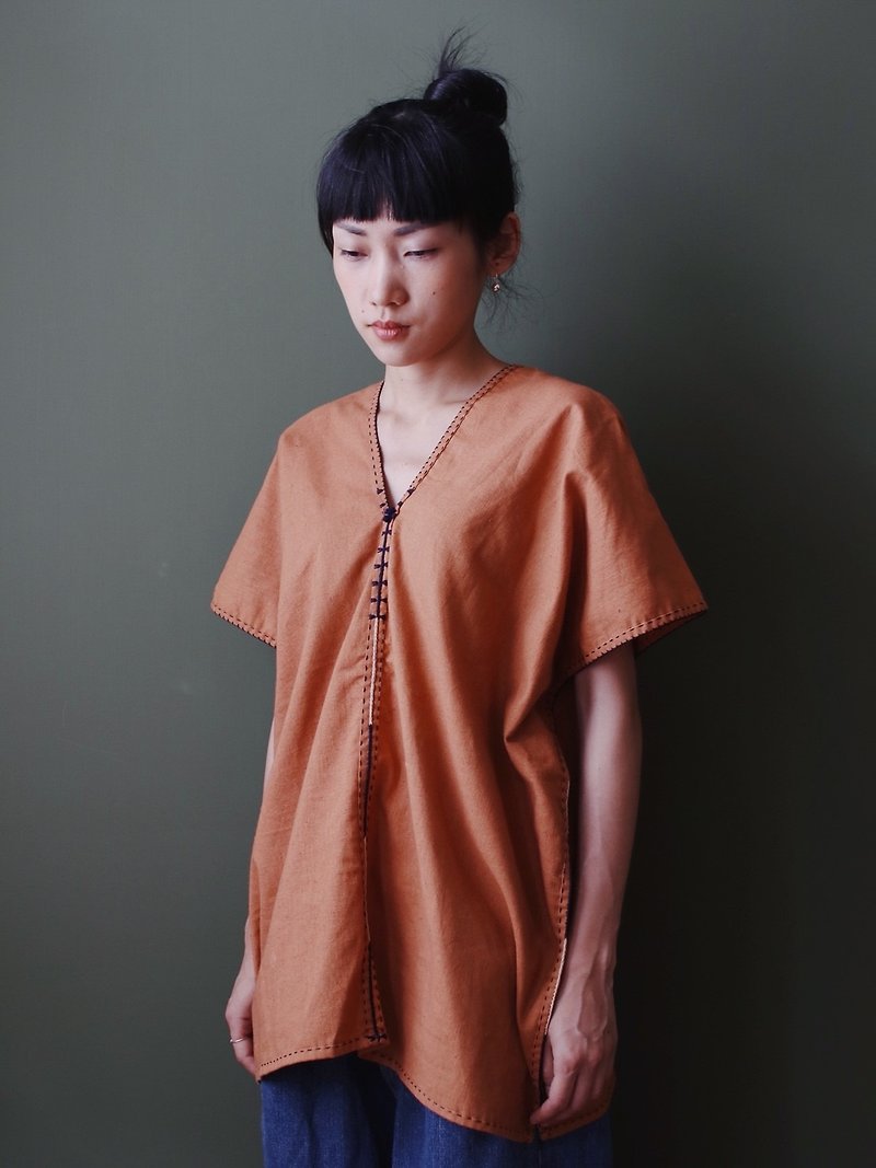 Omake V领傈僳族手工缝线麻质上衣   褐橘x黑绣线 - 女装上衣 - 棉．麻 橘色