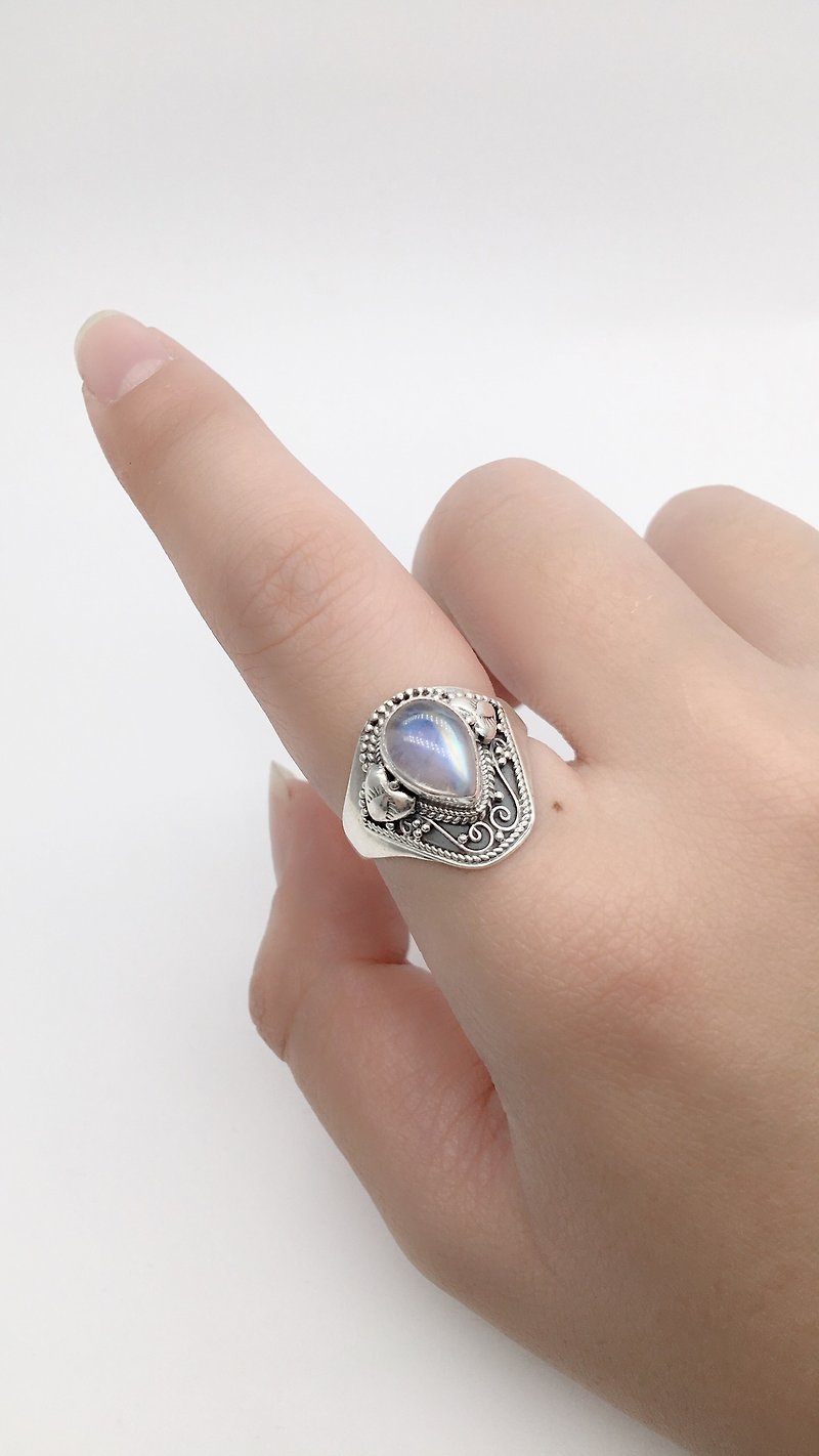 月光石925纯银盾牌戒指 尼泊尔手工银饰 水滴月光石款 - 戒指 - 宝石 银色