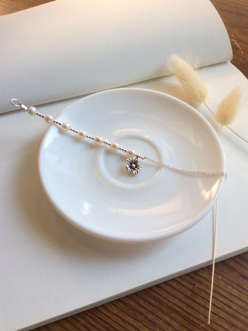 Ops Pearl flower silver bracelet- 小珍珠/银链/纯银/花/礼物/婚礼/姐妹链/闺蜜/天然石 - 手链/手环 - 其他金属 银色