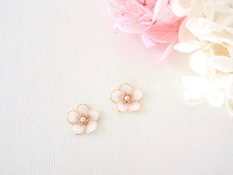 ミニ梅の花ピアス/イヤリング 移白　Plum blossom mini - 耳环/耳夹 - 树脂 白色