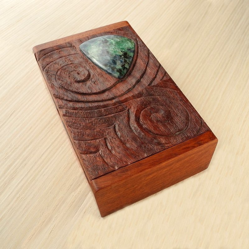 Wooden carved jewelry box with fuchsite. - 收纳用品 - 木头 多色