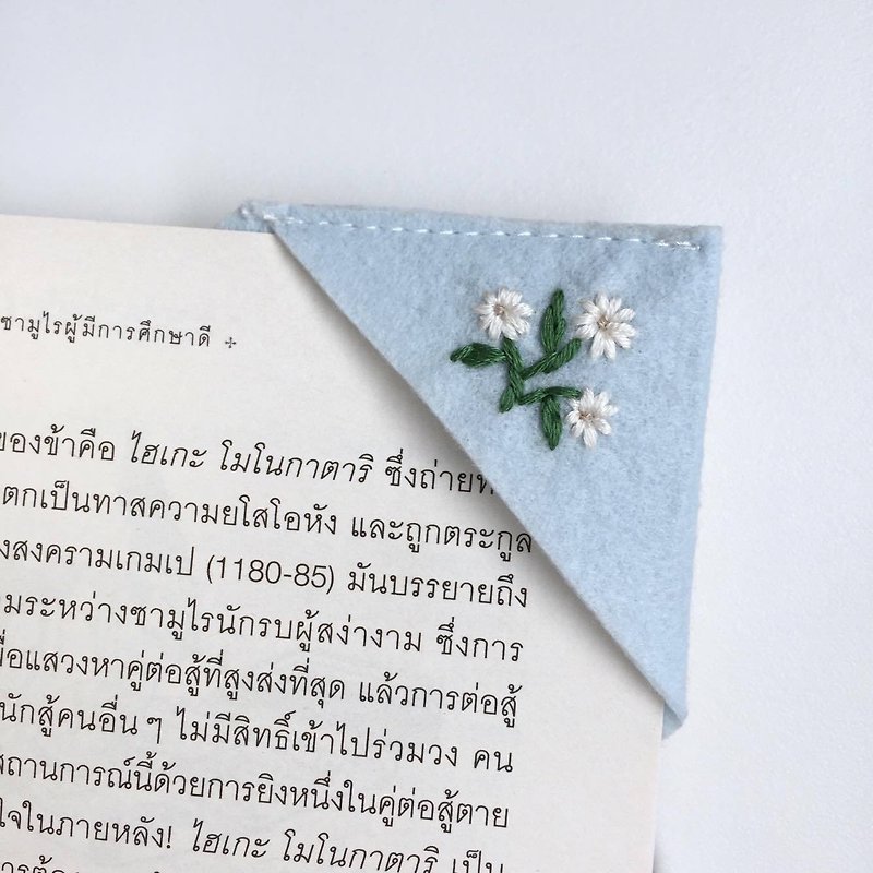 Floral hand embroidery book mark - 书签 - 绣线 蓝色