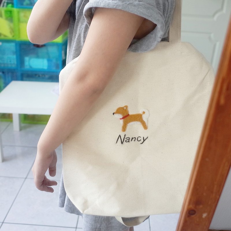 【Q-cute】袋子系列-柴犬加定制英文 - 侧背包/斜挎包 - 棉．麻 咖啡色