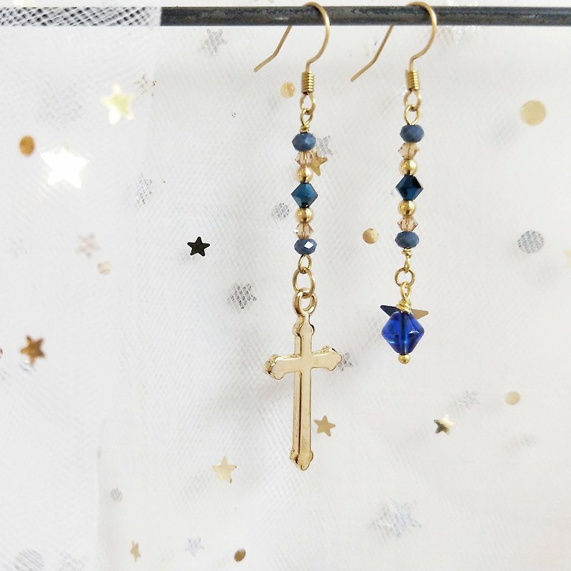 - Un Jess Cadeau - 深蓝的祷告 双边不同款 黄铜十字架手作耳环 - 耳环/耳夹 - 其他金属 蓝色