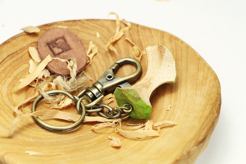 木制吃苹果钥匙圈(附小陶牌)--木刻--纯手工--手作【可挑色】 - 钥匙链/钥匙包 - 木头 多色
